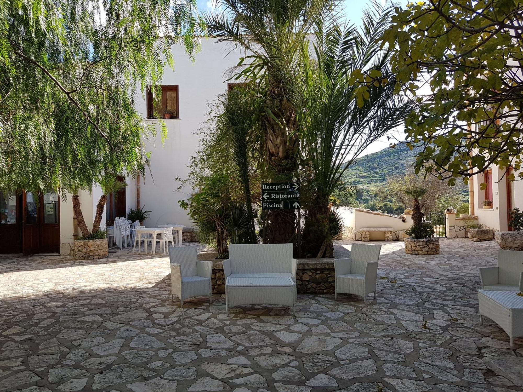 Casa Vacanze Il Cortile كوستوناتشي المظهر الخارجي الصورة