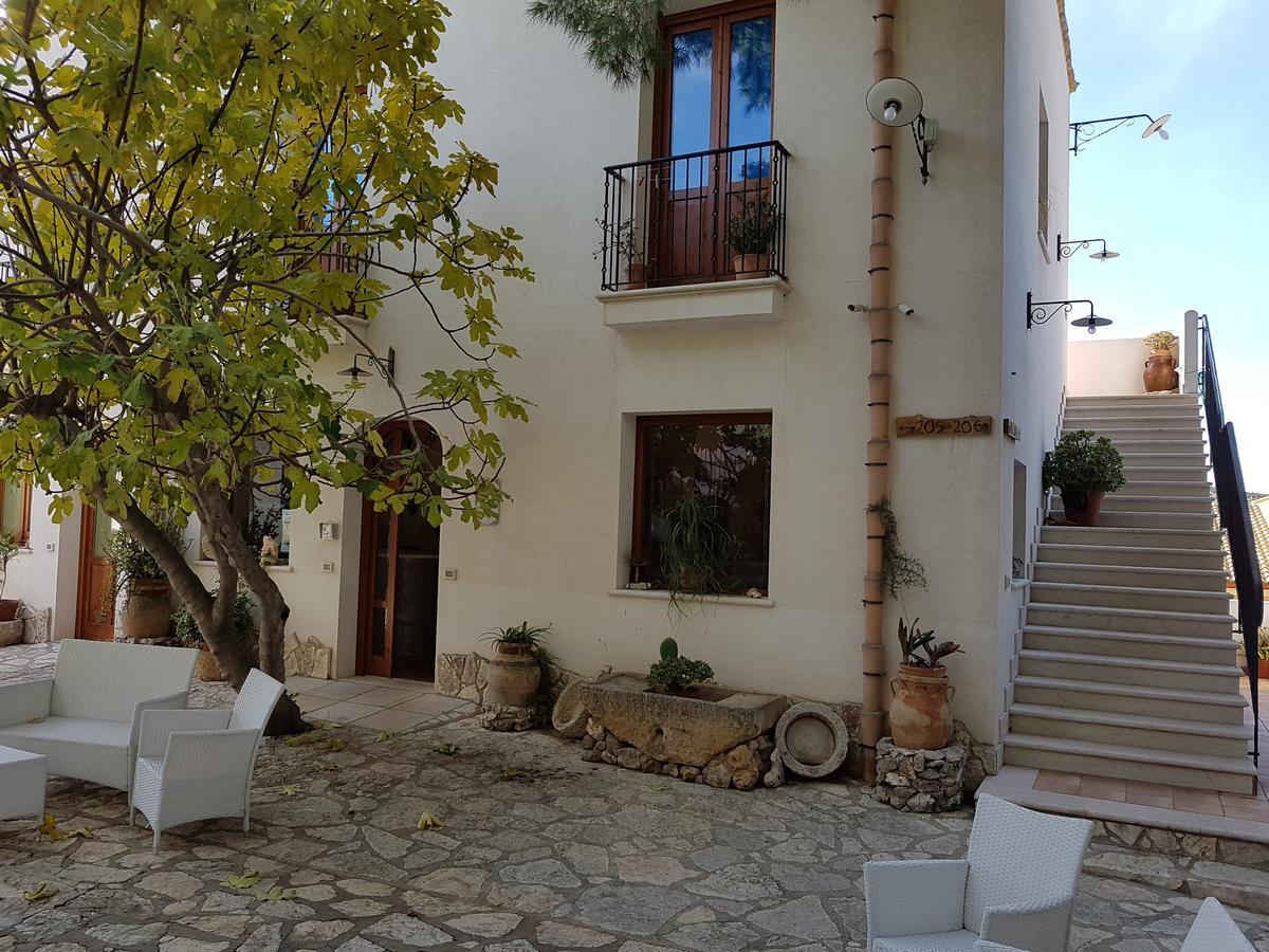 Casa Vacanze Il Cortile كوستوناتشي المظهر الخارجي الصورة